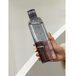Botella de agua plástica transparente 750ml con horas marcadas