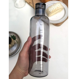 Botella de agua plástica transparente 750ml con horas marcadas