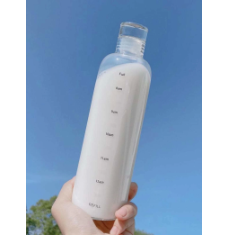 Botella de agua plástica transparente 750ml con horas marcadas