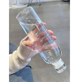 Botella de agua plástica transparente 750ml con horas marcadas
