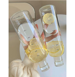 Botella de agua plástica transparente 750ml con horas marcadas