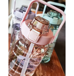 Botella de agua plástica 2L con estampado de letras y horas